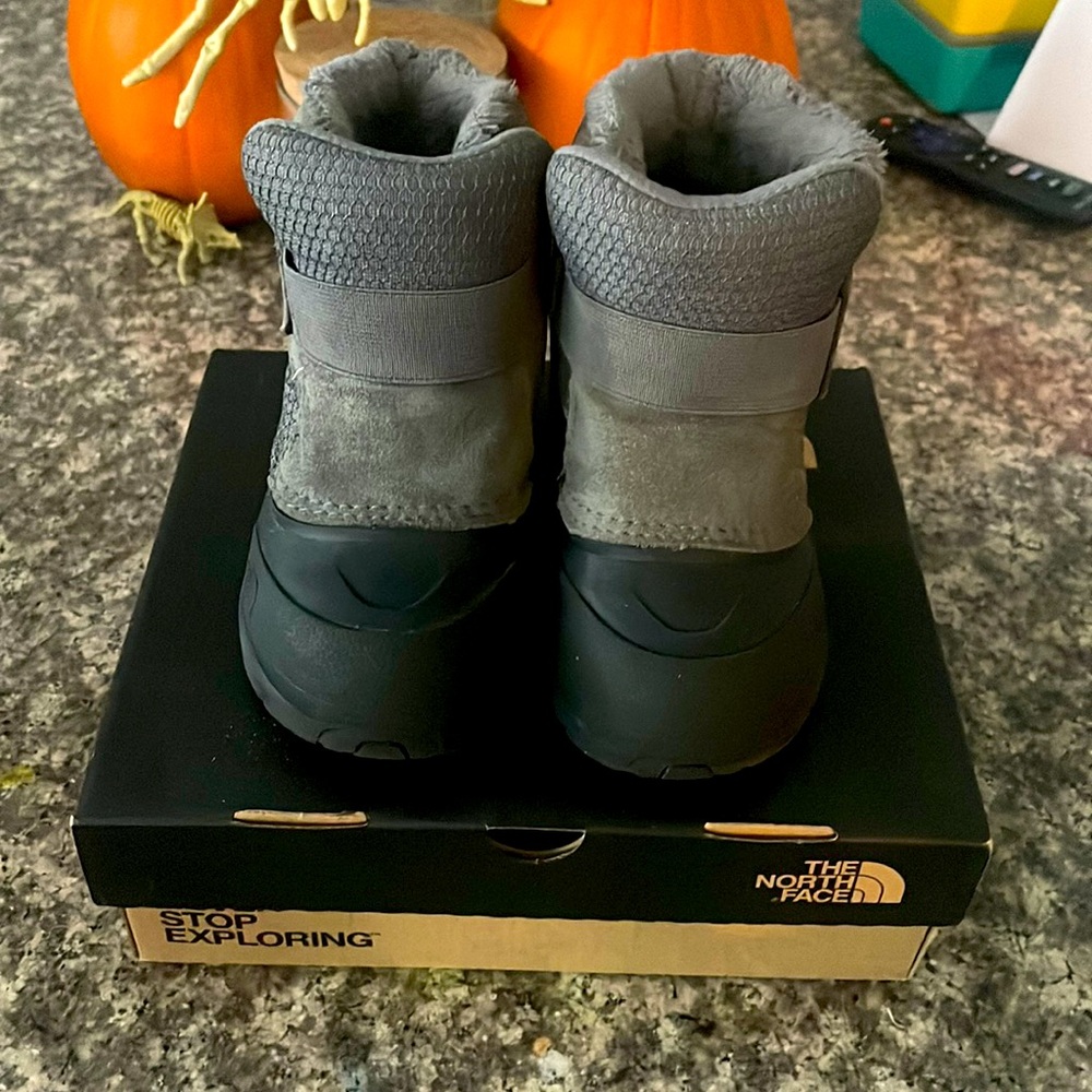 Boys grey snow boot .